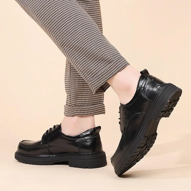 Timeless Men's Wingtip Oxford Shoes with Brogue Detailing and Leather Sole for Formal Events