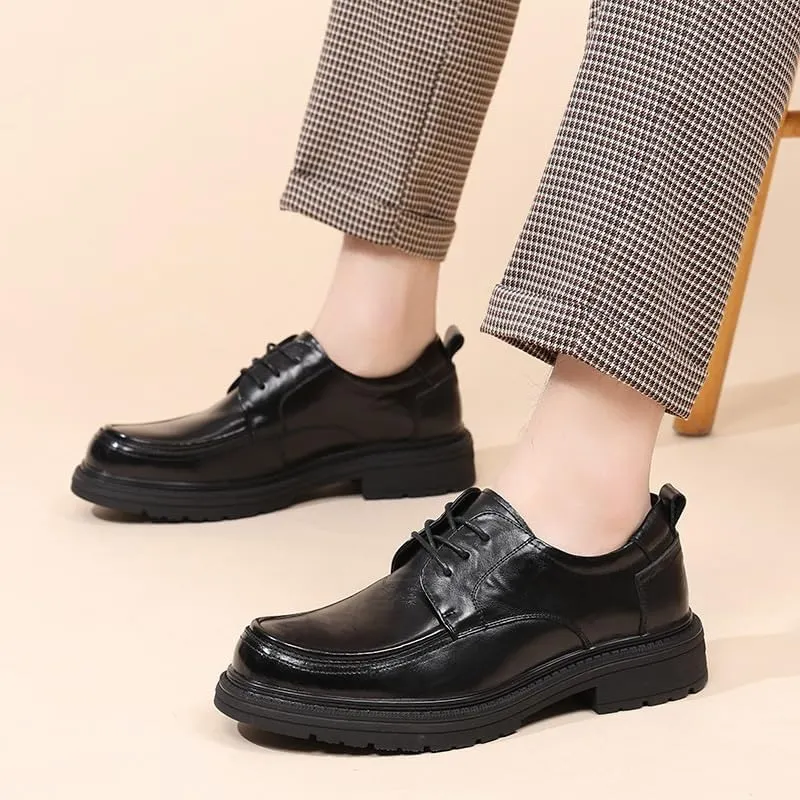Timeless Men's Wingtip Oxford Shoes with Brogue Detailing and Leather Sole for Formal Events